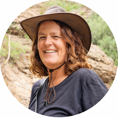 Manada Creativa - Acompañamiento emocional con caballos en semi libertad, arteterapia y mindfulness. Para niños, familias y adultos.